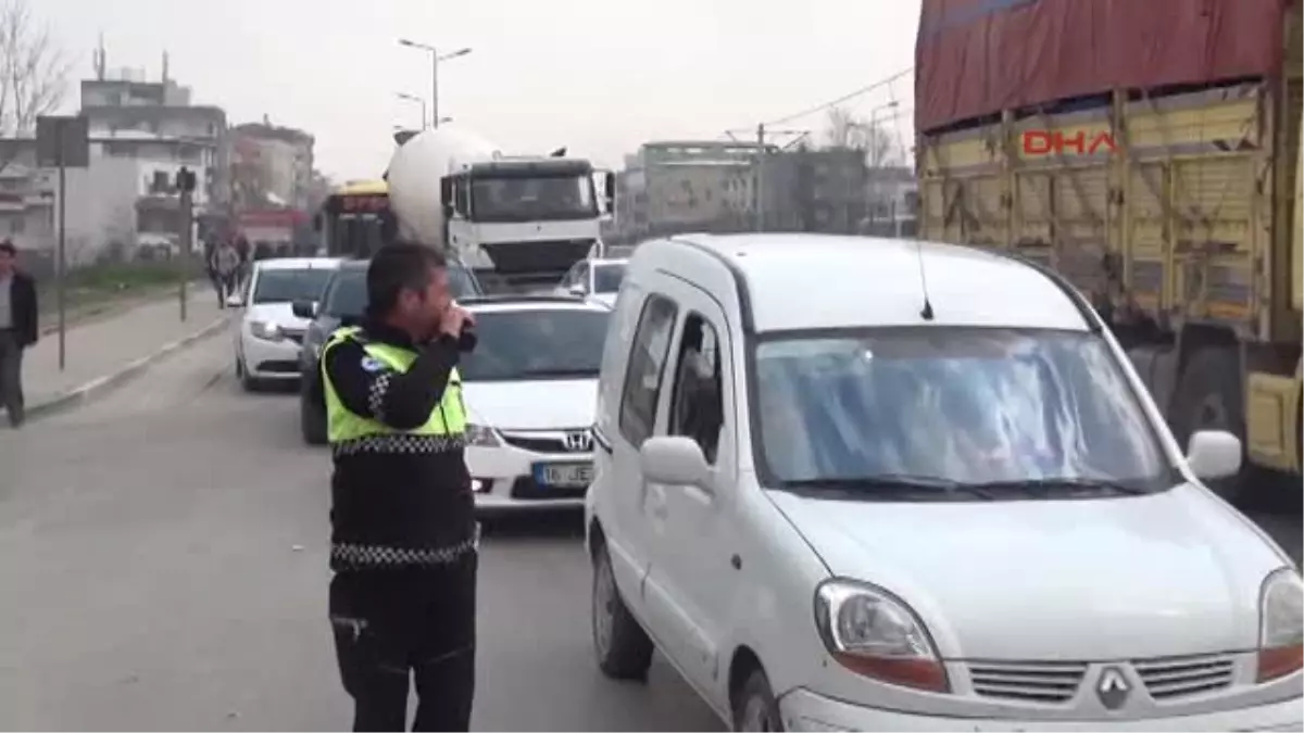 Bursa\'da Uyuşturucuyu Protesto Eden Mahalleli Yol Kapattı