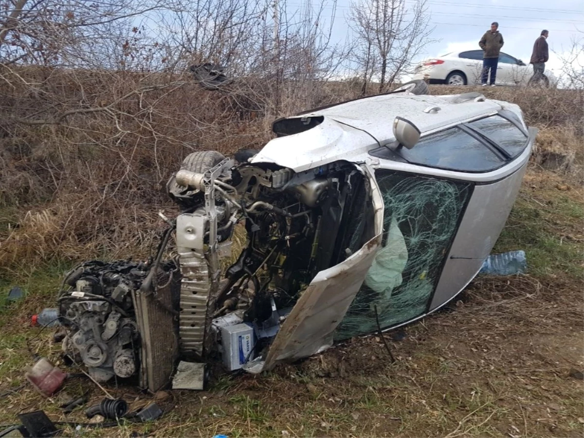 Çankırı\'da Otomobil Tarlaya Uçtu: Aynı Aileden 6 Kişi Yaralandı