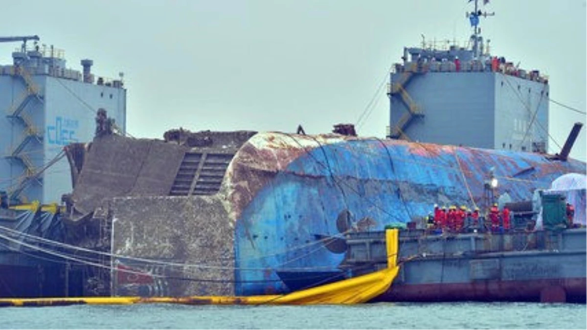 Güney Kore\'de Sewol Feribotu Denizin Dibinden Gün Yüzüne Çıkartıldı
