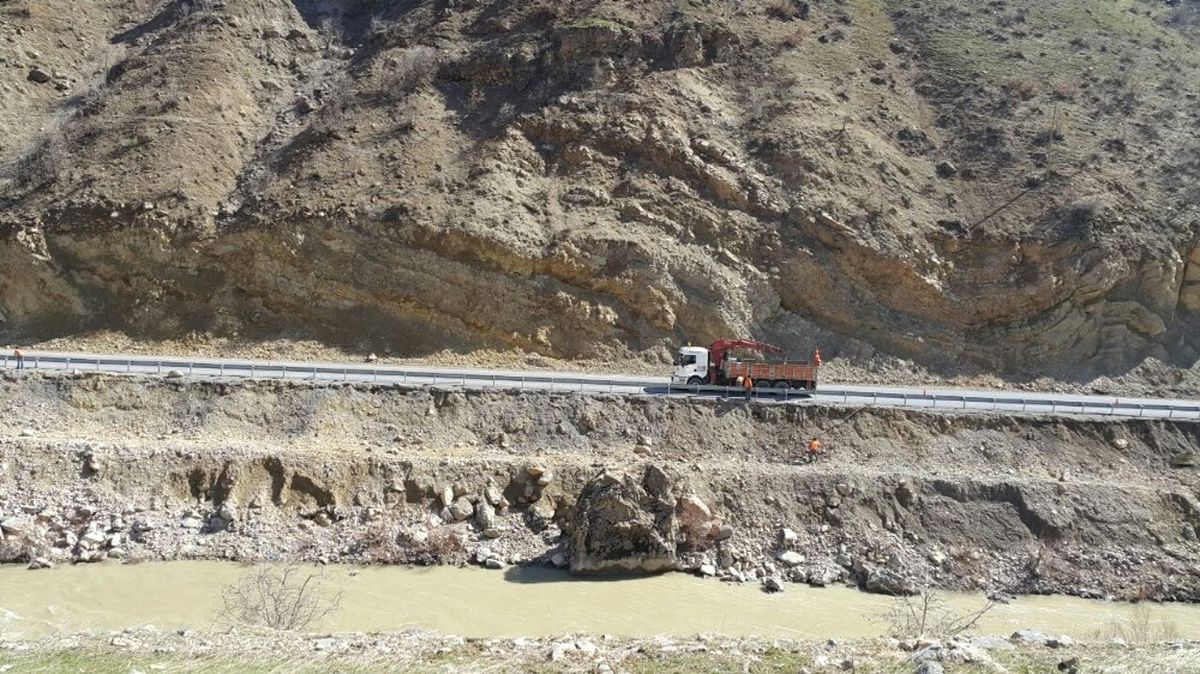 Hakkari-Çukurca Karayolunda Bariyer Çalışması