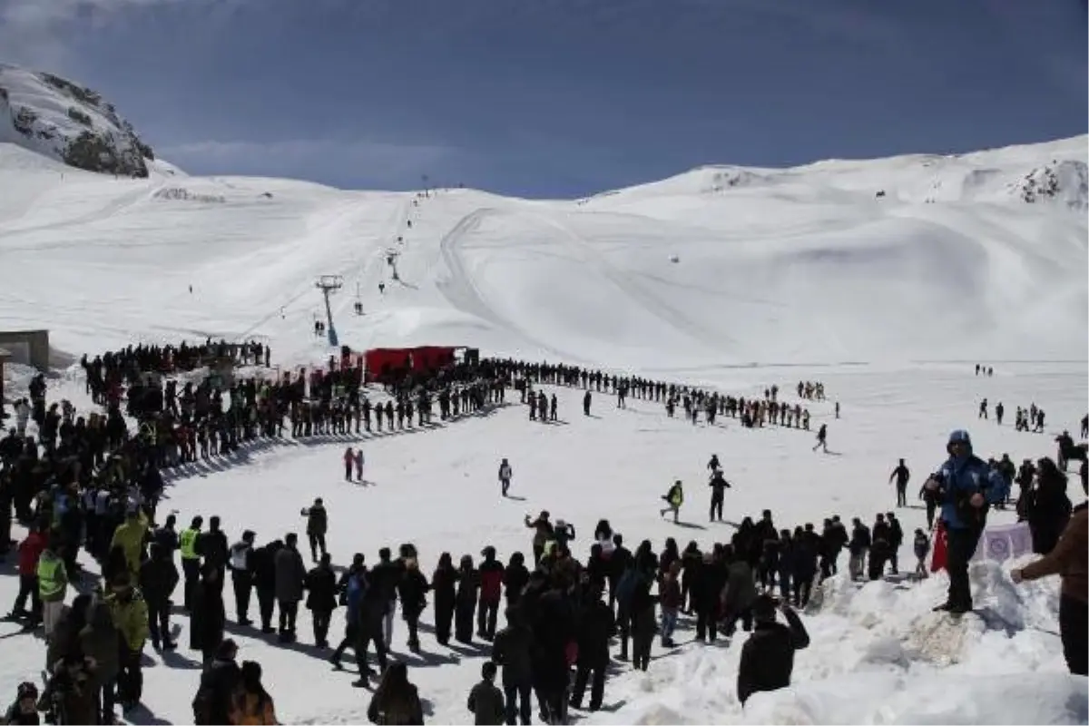 Hakkari\'de Kar Festivali