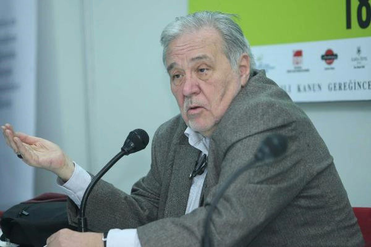 İlber Ortaylı\'yı Yerlere Oturarak İzlediler