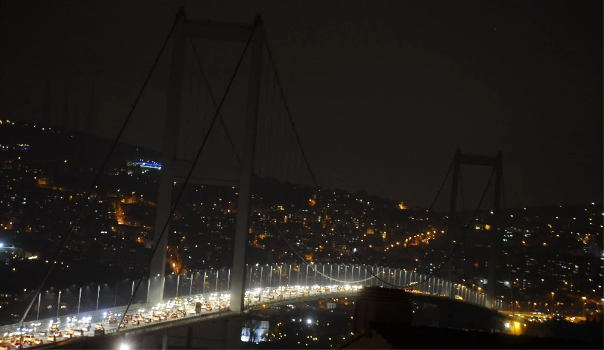 İstanbul\'un Anıtsal Yapıları Dünya Saati Etkinliğinde Karanlığa Büründü