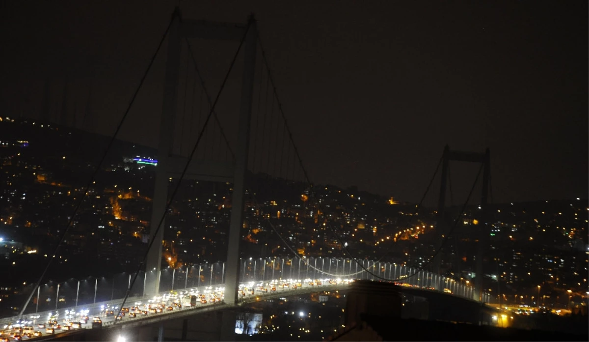 Istanbul\'un Anıtsal Yapıları Dünya Saati Etkinliğinde Karanlığa Büründü