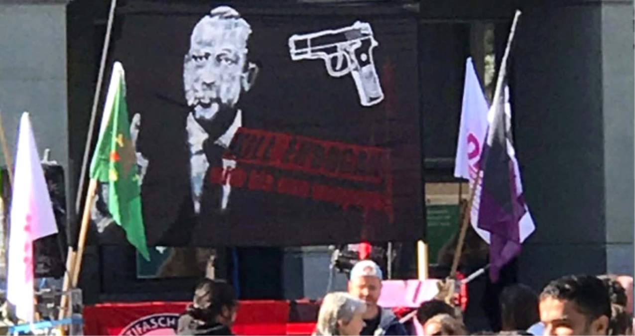 İsviçre\'den Erdoğan\'ı Hedef Gösteren Pankarta Soruşturma