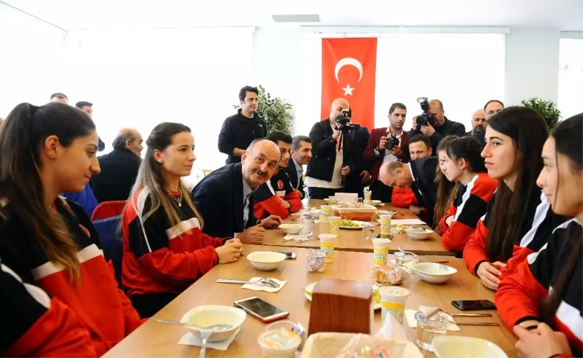 Müezzinoğlu: "Türk Milleti Zorlukları Birlikte Aşacak"