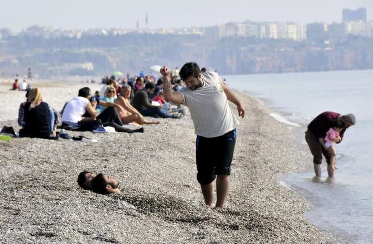 Nusret\'in Fenomen Tuz Serpme Hareketi Plaja Taşındı