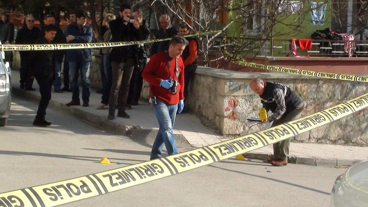 Sokak Ortasındaki Kavgada Silahlar Konuştu: 12 Yaralı