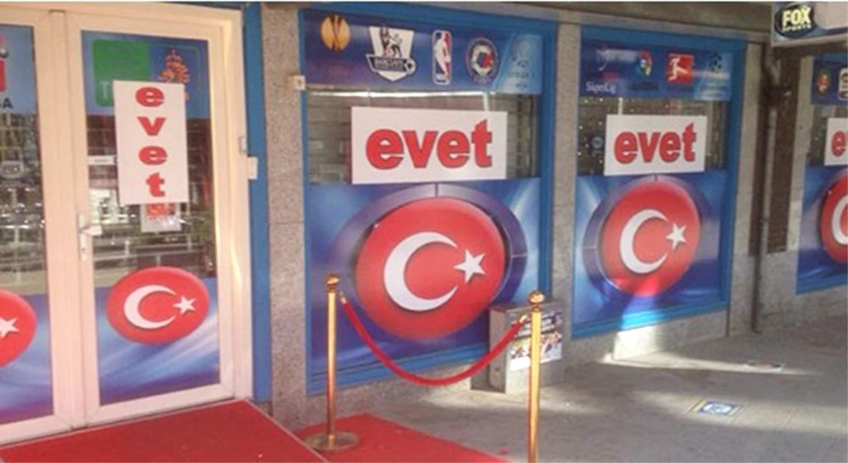 Türk Bayrakları\' ve \'Evet\' Çıkartmaları Vitrinleri Süsledi