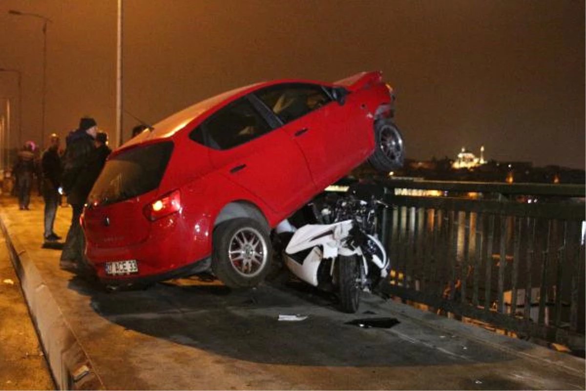 Unkapanı Köprüsü\'nde Otomobil Balık Tutanların Arasına Daldı: 1 Ağır, 2 Yaralı