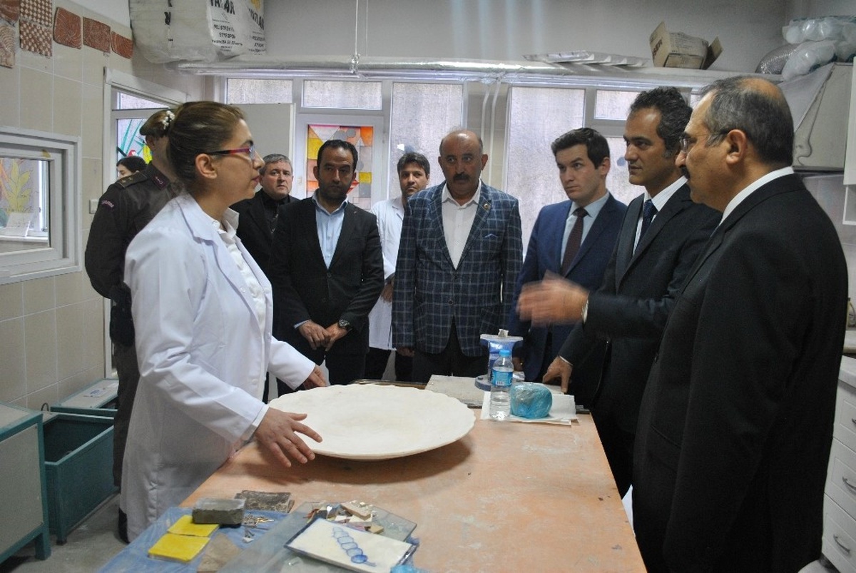 Vali Kaban, Gökçebey Myo Seramik Atölyesi\'ni Gezdi