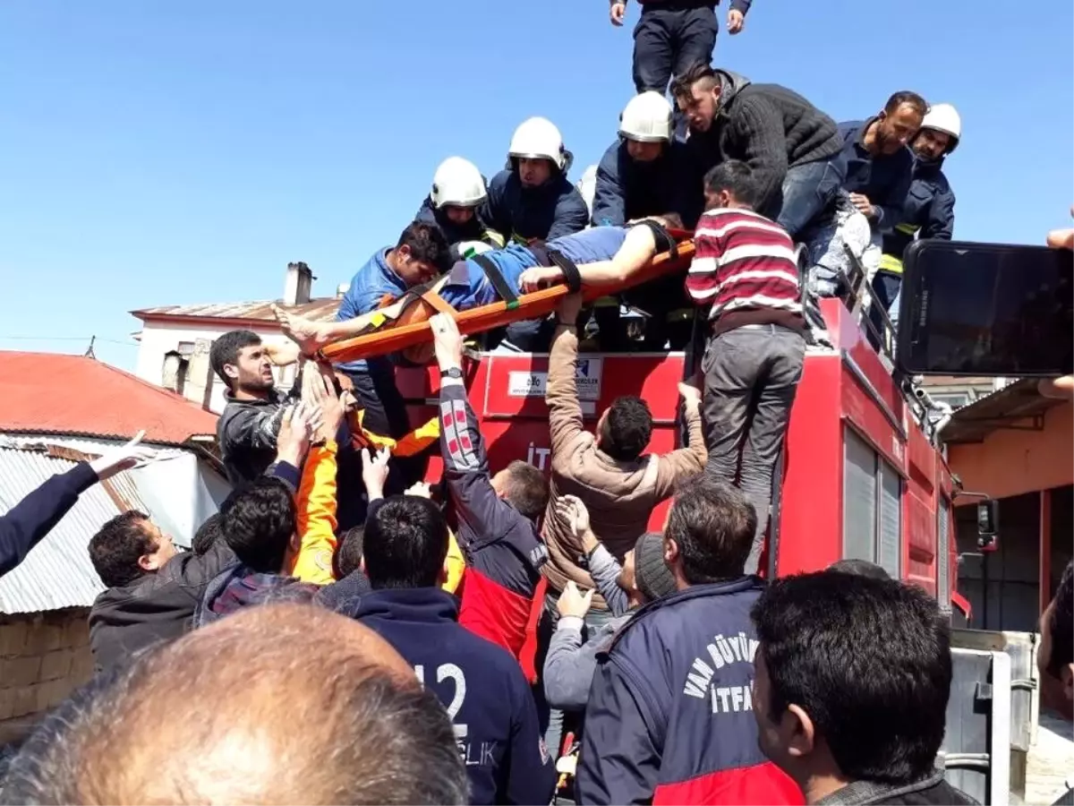 Van\'da Elektrik Akımına Kapılan Genç Hastaneye Kaldırıldı