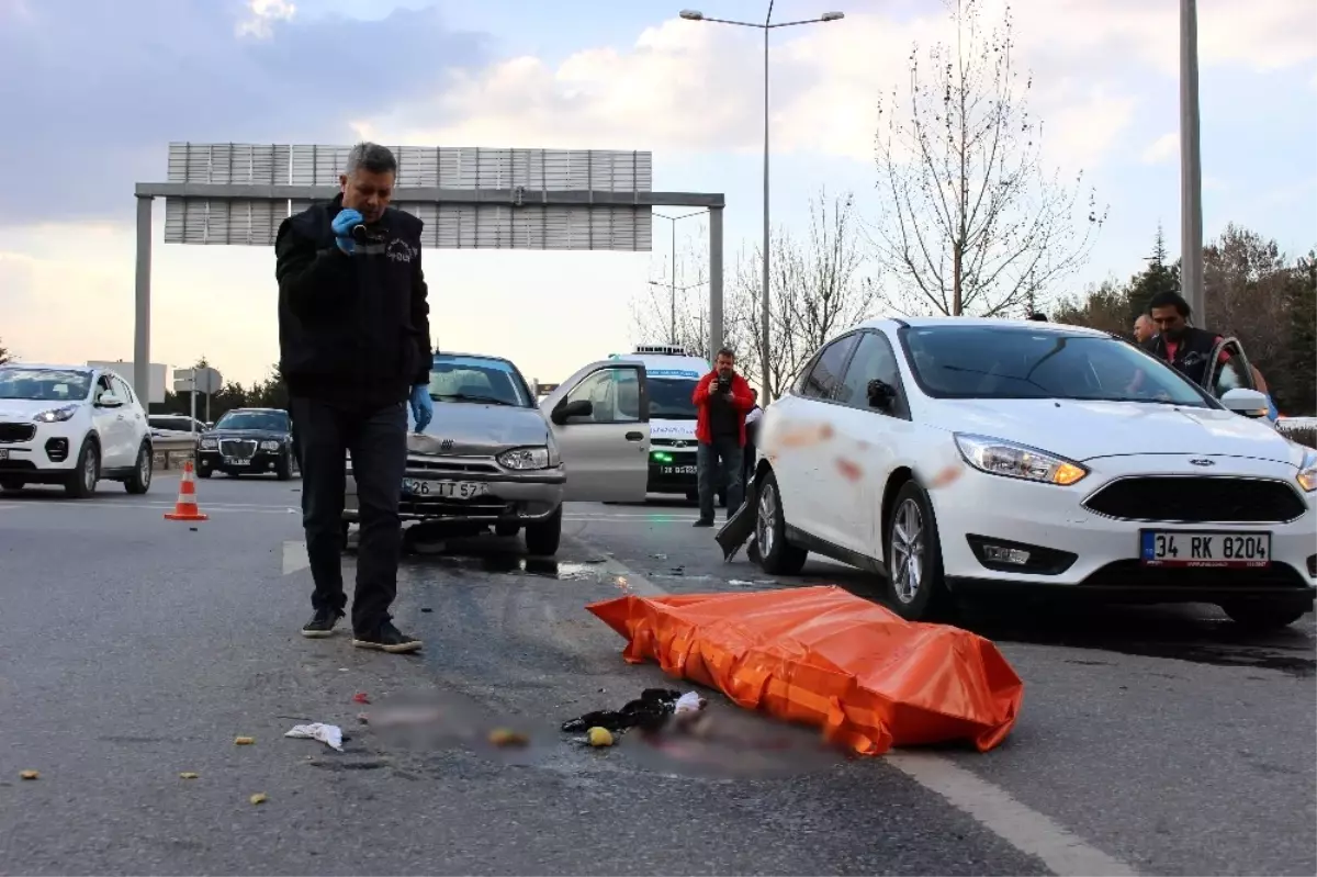 Yolun Karşısına Geçmek İsterken Canlarından Oldular