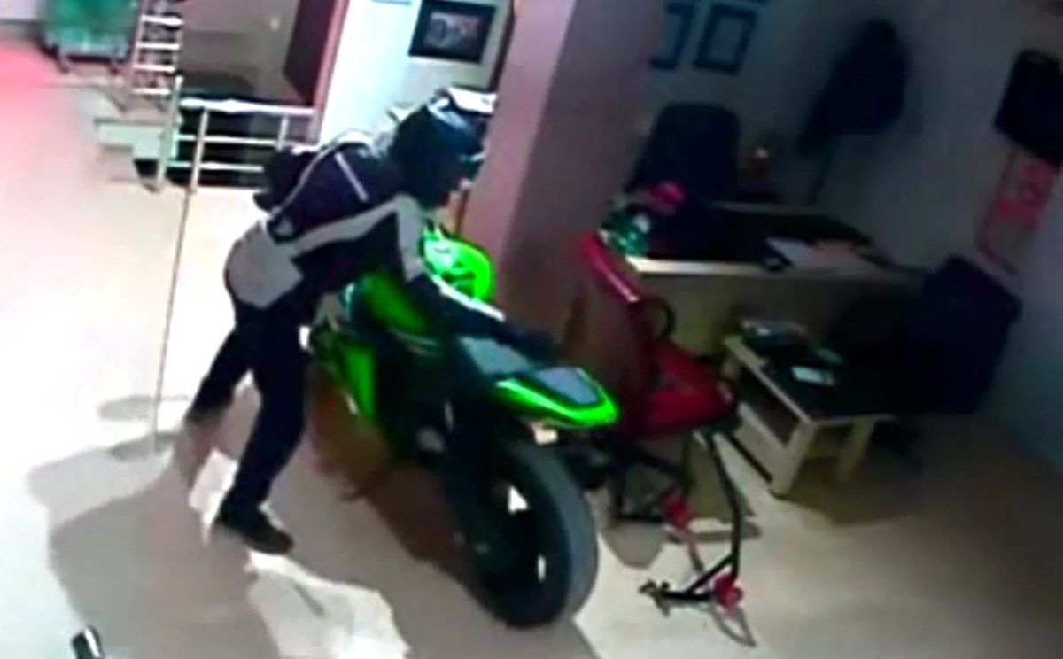 70 Bin TL\'lik Motoru 4 Saniyede Çalarken Kameralara Yakalandılar