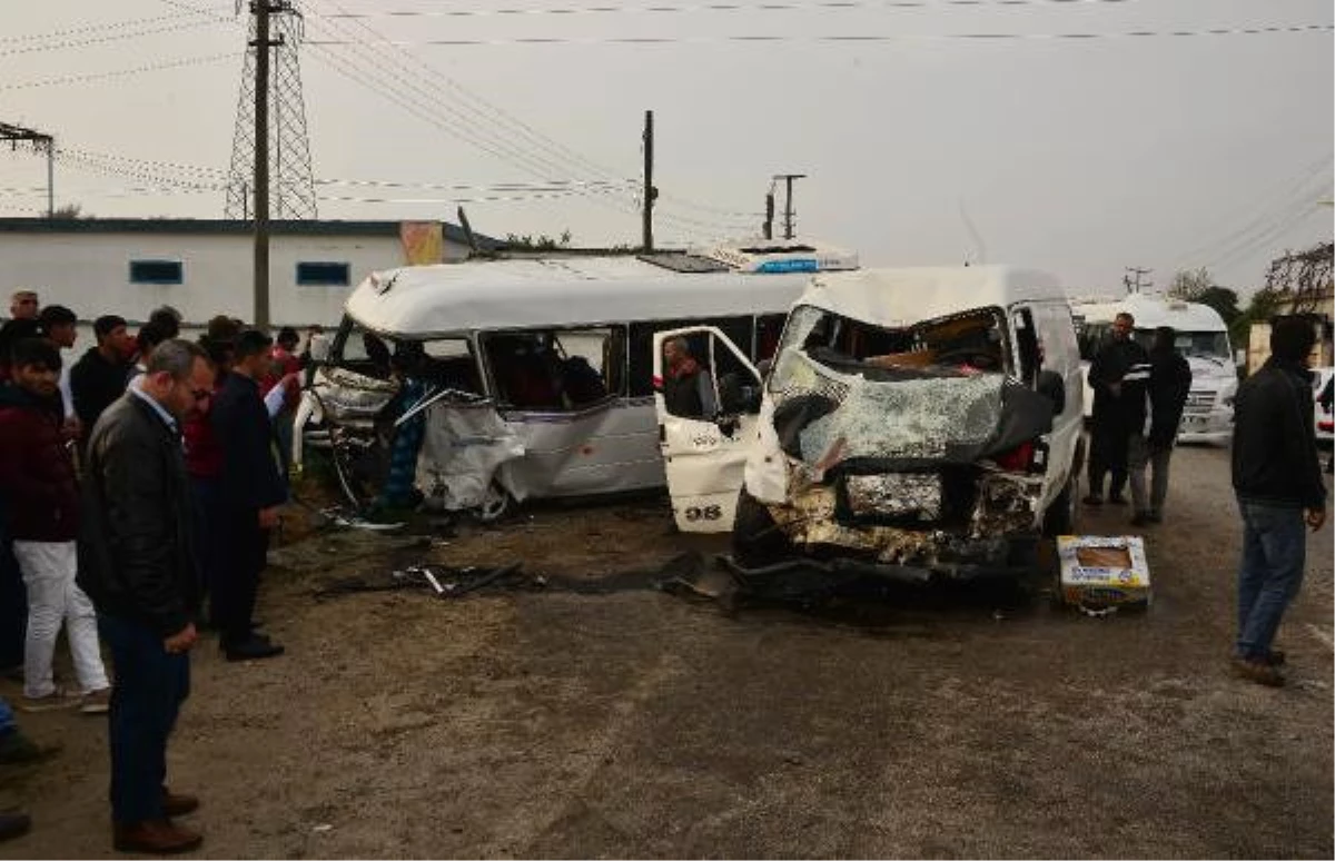 Adana\'da 2 Minibüs Çarpıştı: 1 Ölü, 18 Yaralı