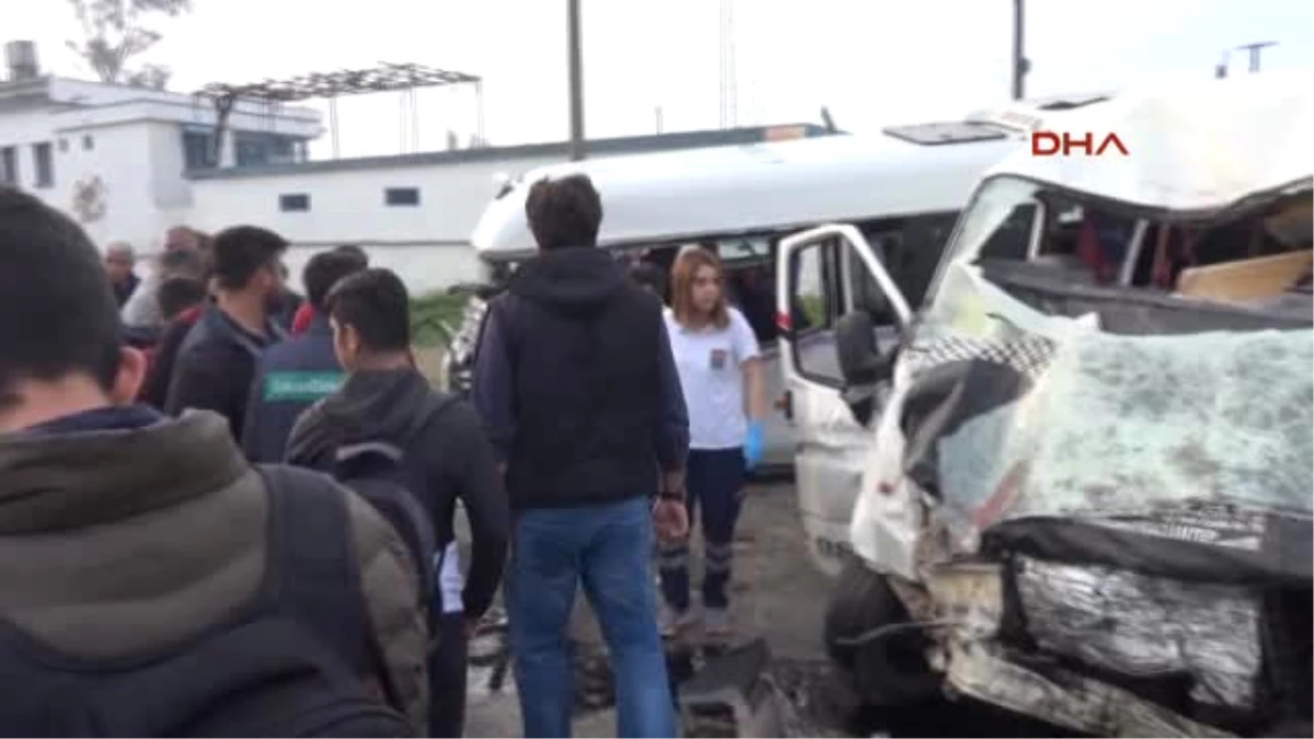 Adana\'da Minibüsler Çarpıştı: 1 Ölü, 18 Yaralı