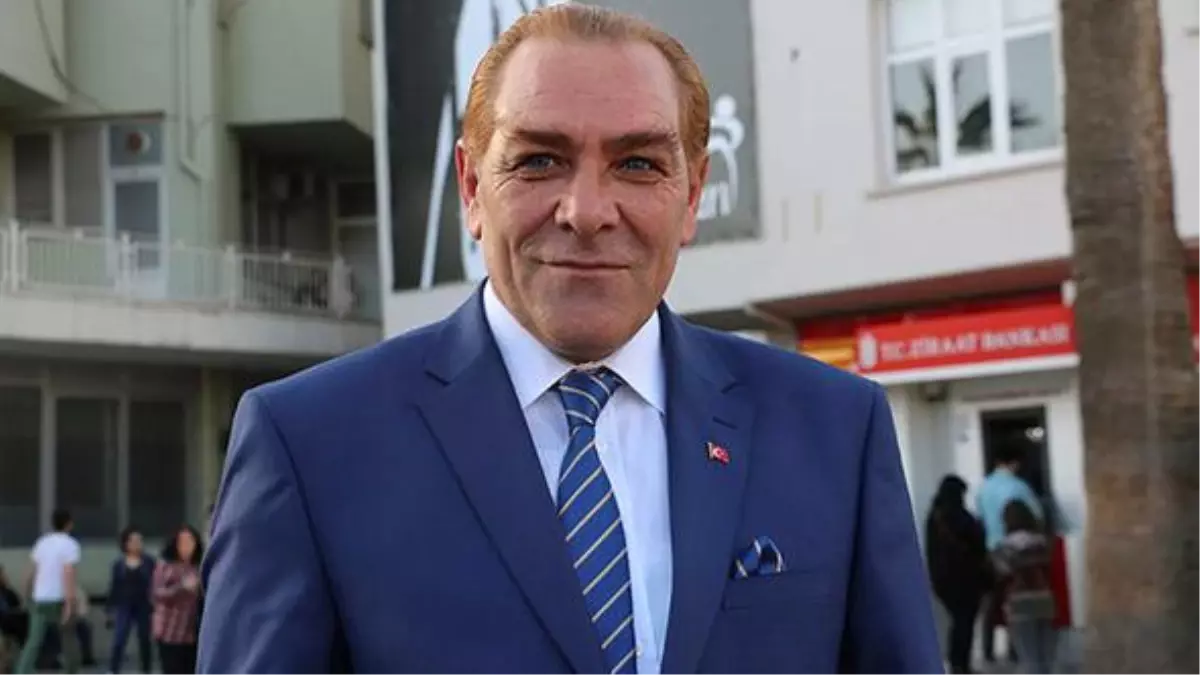 Atatürk\'e Benzeyen Sanatçı Göksel Kaya Gözaltına Alındı