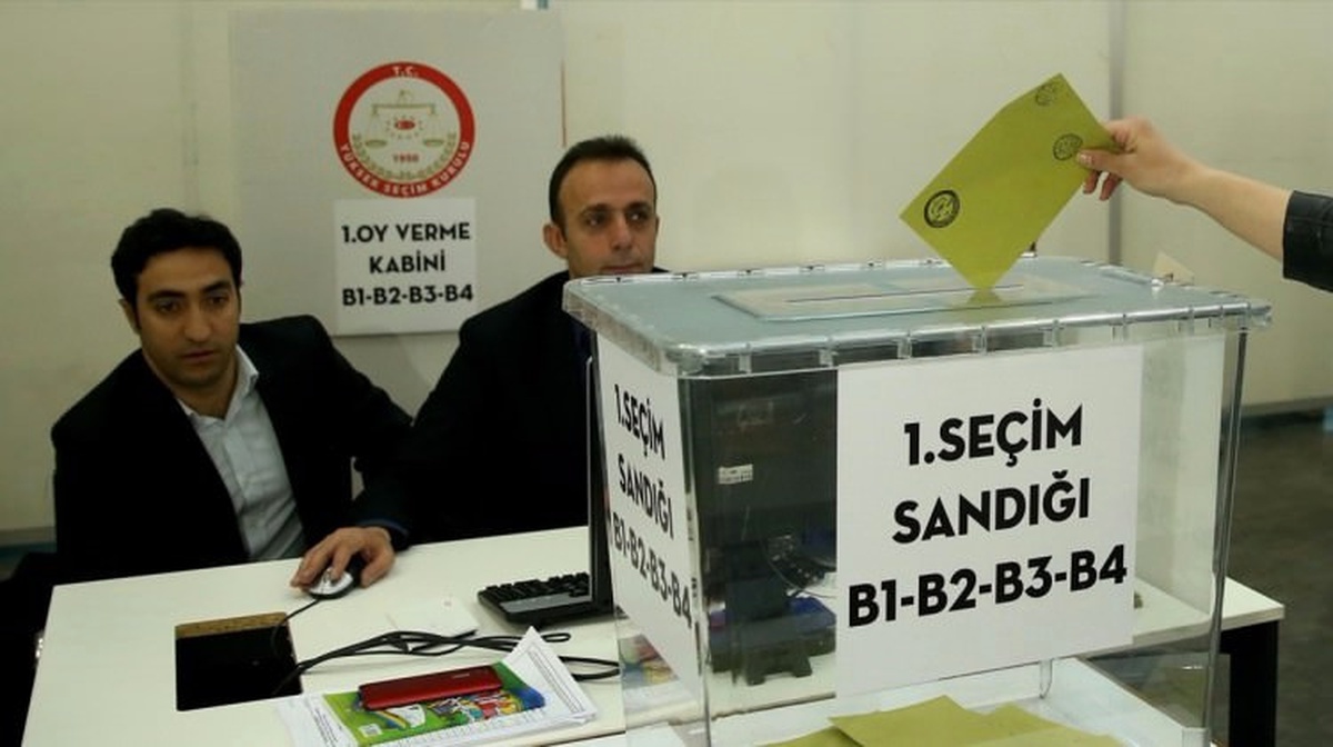 Atatürk Havalimanı\'nda Oy Kullanma İşlemi Başladı (3)