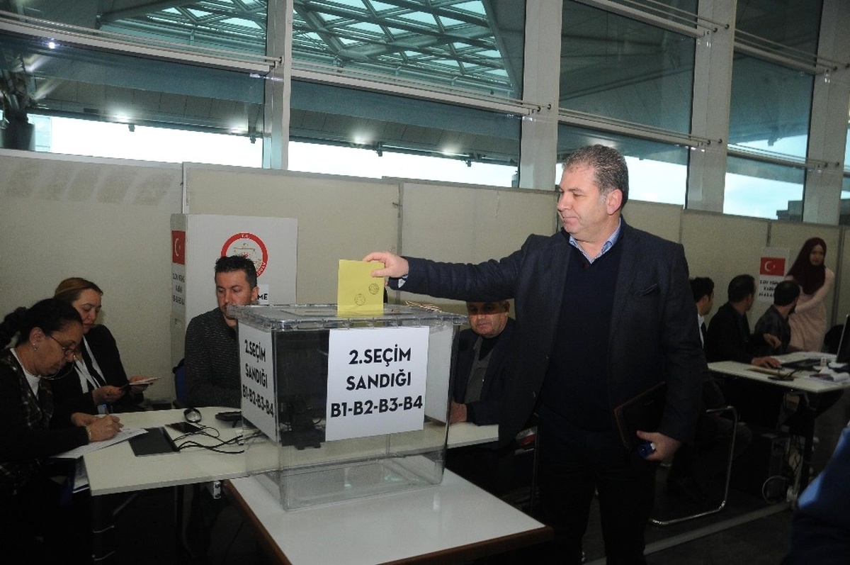 Atatürk Havalimanı\'nda Referandum Oylaması Başladı