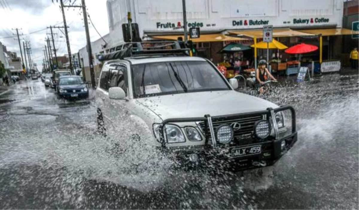 Avustralya\'da Kasırgaya Karşı Binlerce Kişinin Tahliyesi İstendi