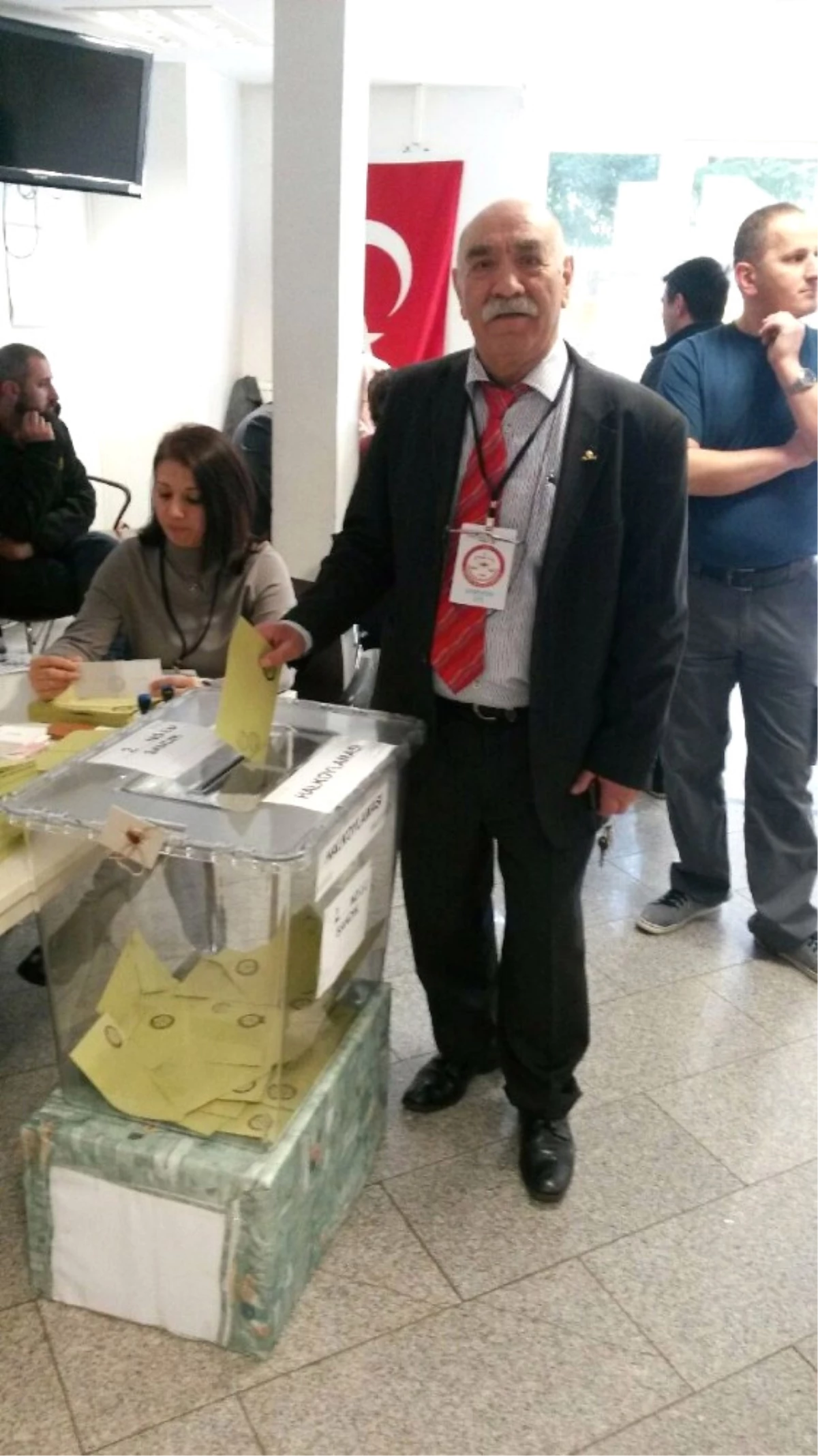 Avusturya\'da Türk Vatandaşları Oy Kullanmaya Başladı