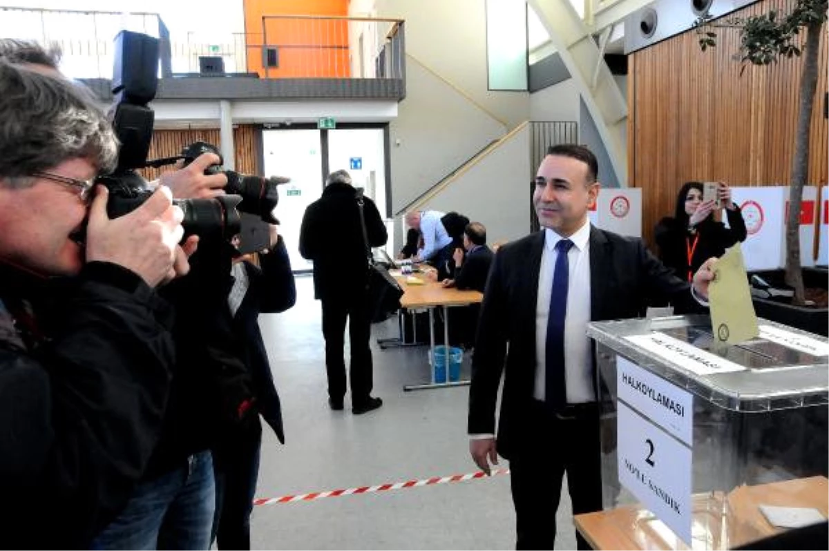 Brüksel\'de Türk Vatandaşları Oy Kullanmaya Başladı