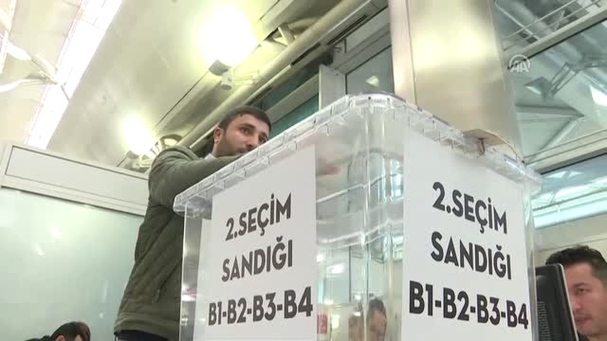 CHP Heyeti, Atatürk Havalimanı\'nda Oy Sandıklarını Gezdi