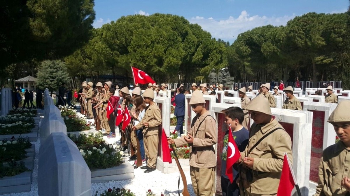 Çocuk Kulübü Üyeleri Çanakkale\'de Tarihi Yeniden Yaşadı
