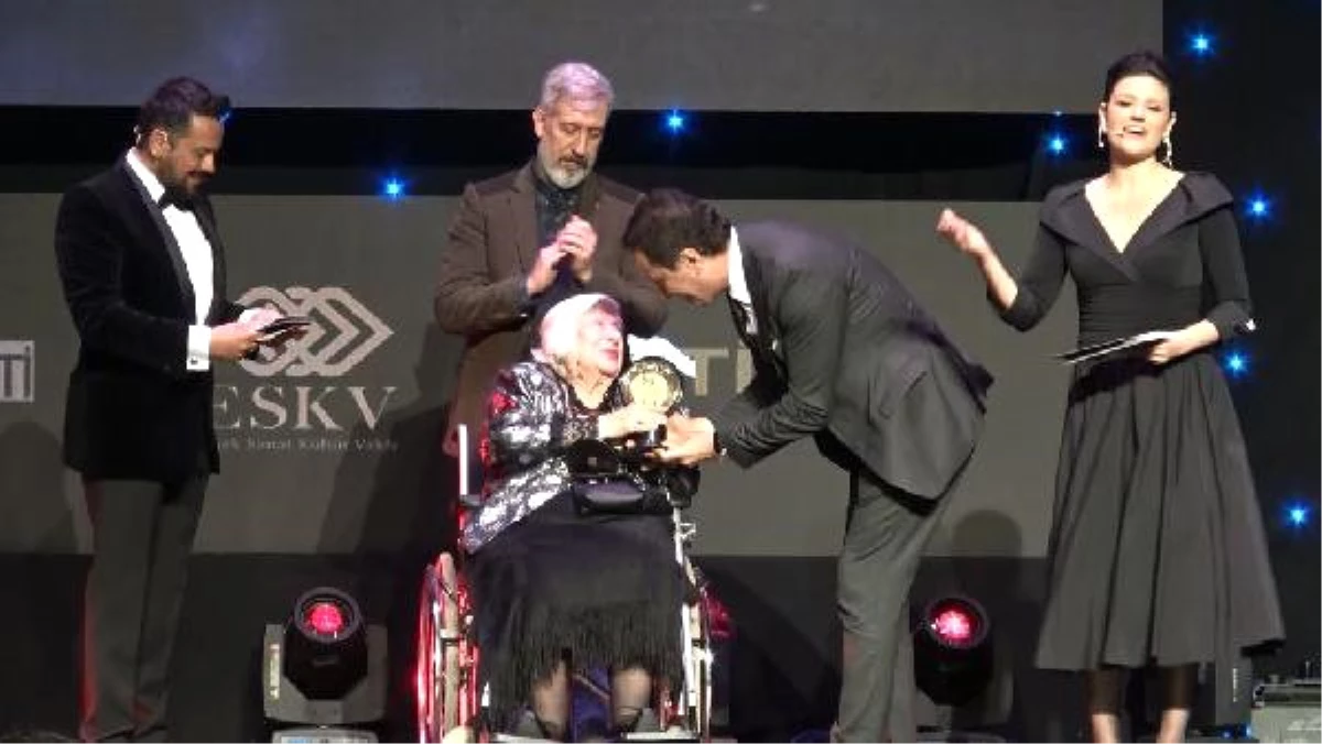 Dha İstanbul - Türk Tiyatrosunun Duayenlerine Onur Ödülü Verildi