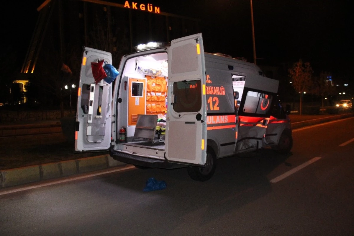 Elazığ\'da Ambulansla Otomobil Çarpıştı: 2 Yaralı
