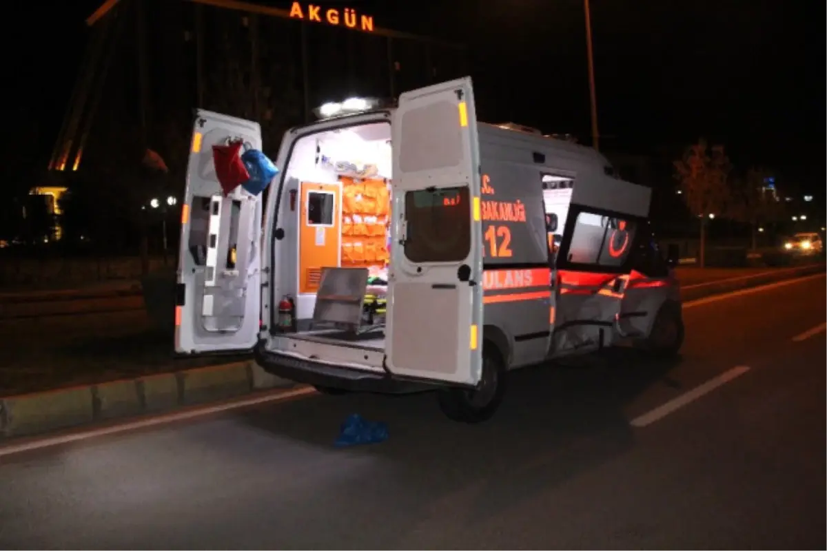 Elazığ\'da Otomobil Ambulansa Çarptı: 2 Yaralı