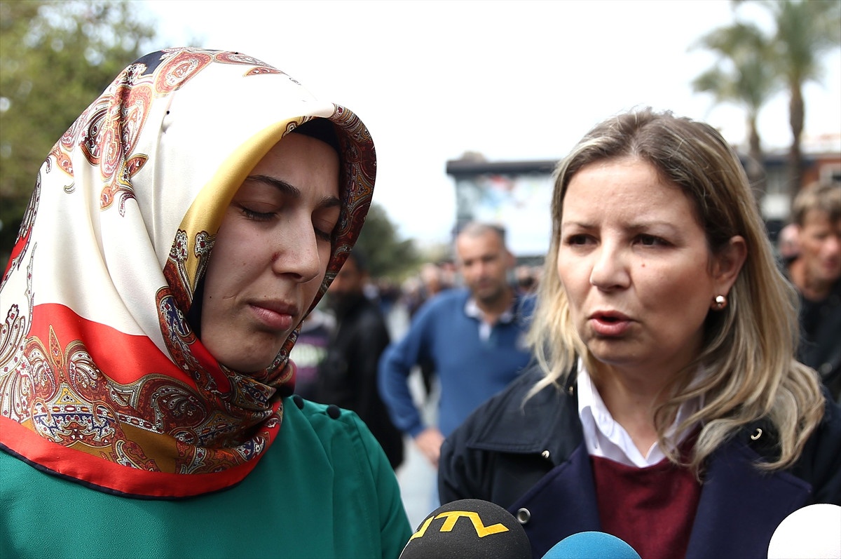 Evet" Standı Açan Başörtülü Gençlere Saldırı