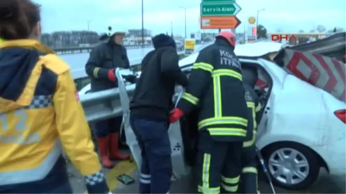 Kocaeli Bariyerler Saplanan Otomobilin Sürücüsü Yaralandı