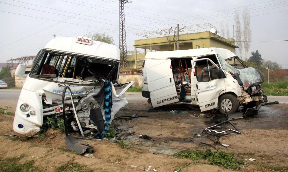 Adana\'da Minibüsler Birbirine Girdi: 1 Ölü, 18 Yaralı