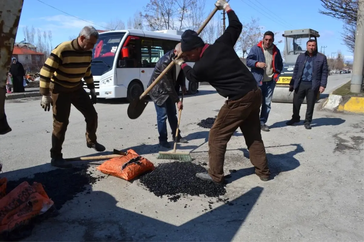 Muş\'ta Bozulan Yollar Onarılıyor