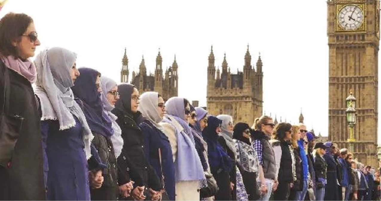 İngiltere\'deki Müslüman Kadınlar Teröre Karşı Zincir Oluşturdu