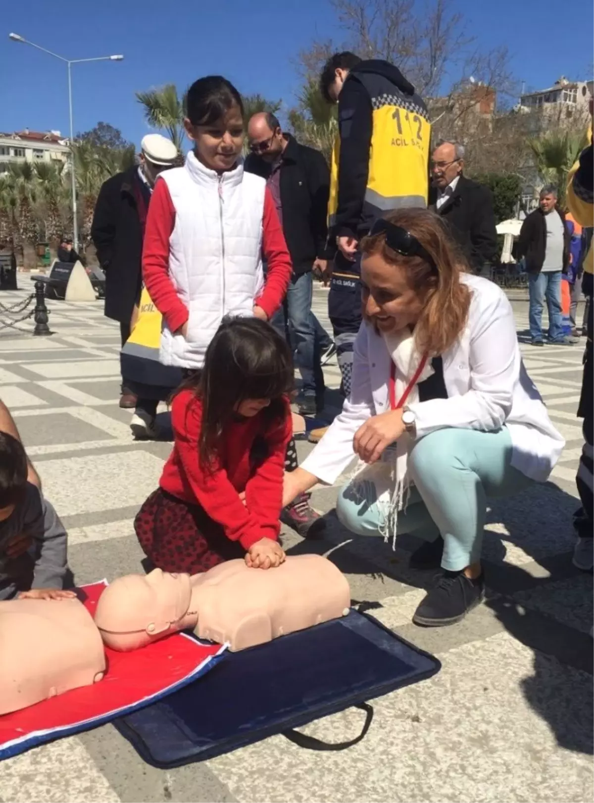 Öğrenciler Vatandaşa İlk Yardım Eğitimi Verdi