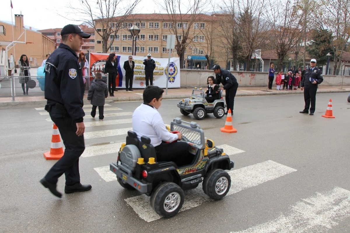 Polisten Okulda Eğitim, Sokakta Uygulama