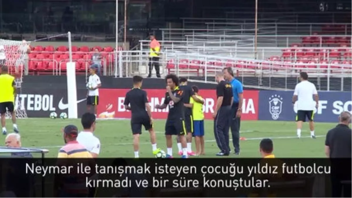 Sahaya Giren Çocuk Neymar\'a Sarıldı