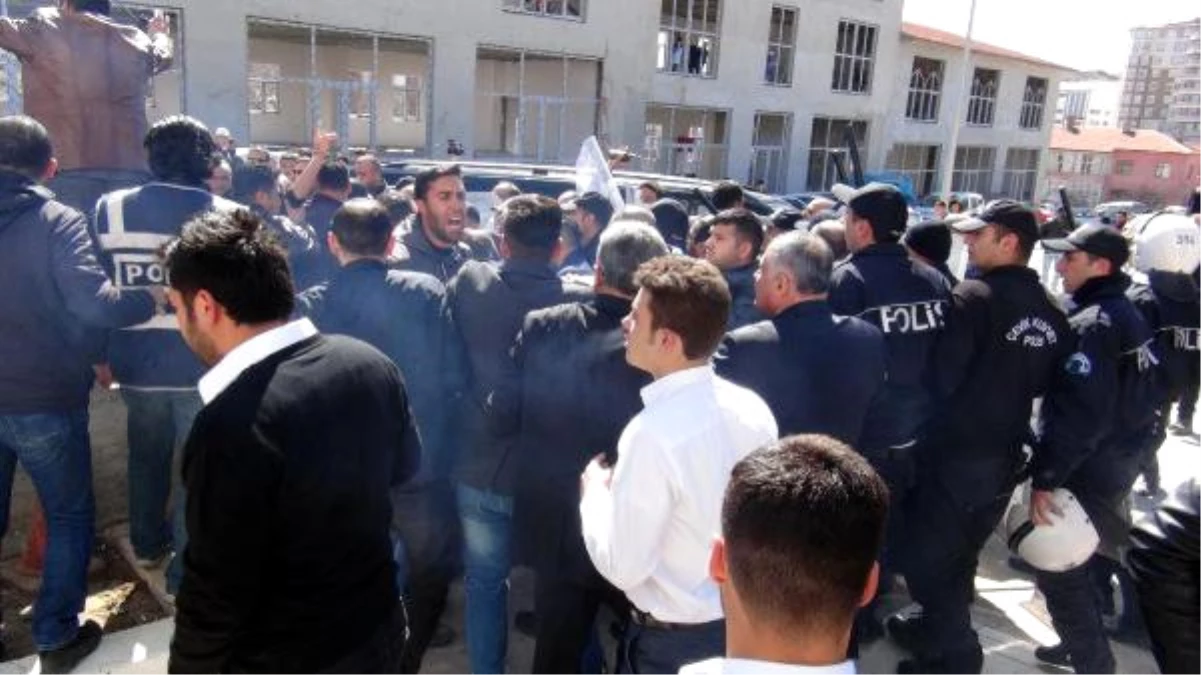 Sinan Oğan\'ın Konuşma Yapacağı Salon Önünde Arbede: 2 Polis Yaralı