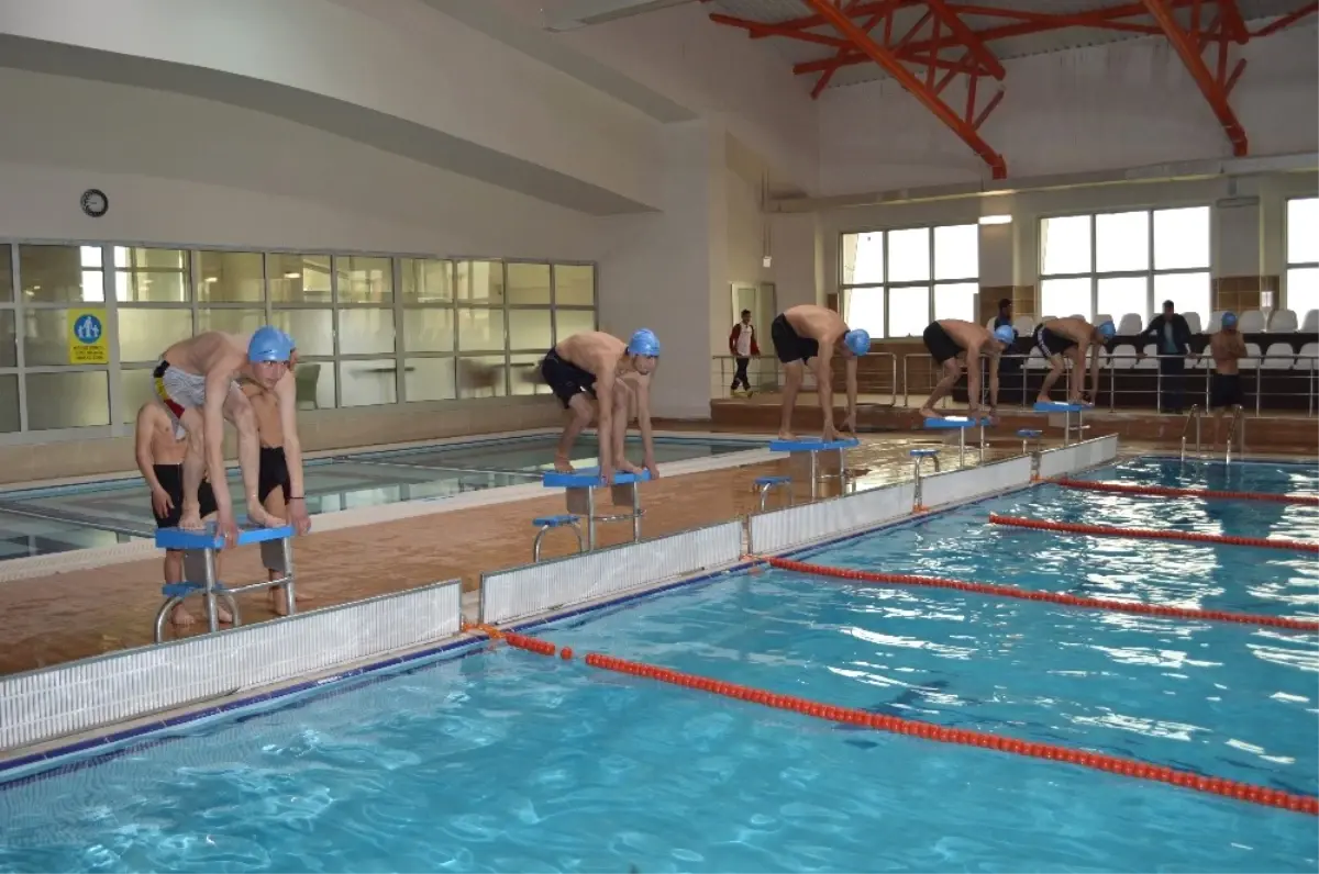 Şırnak\'ta Yarı Olimpik Yüzme Havuzu Hizmet Vermeye Başladı