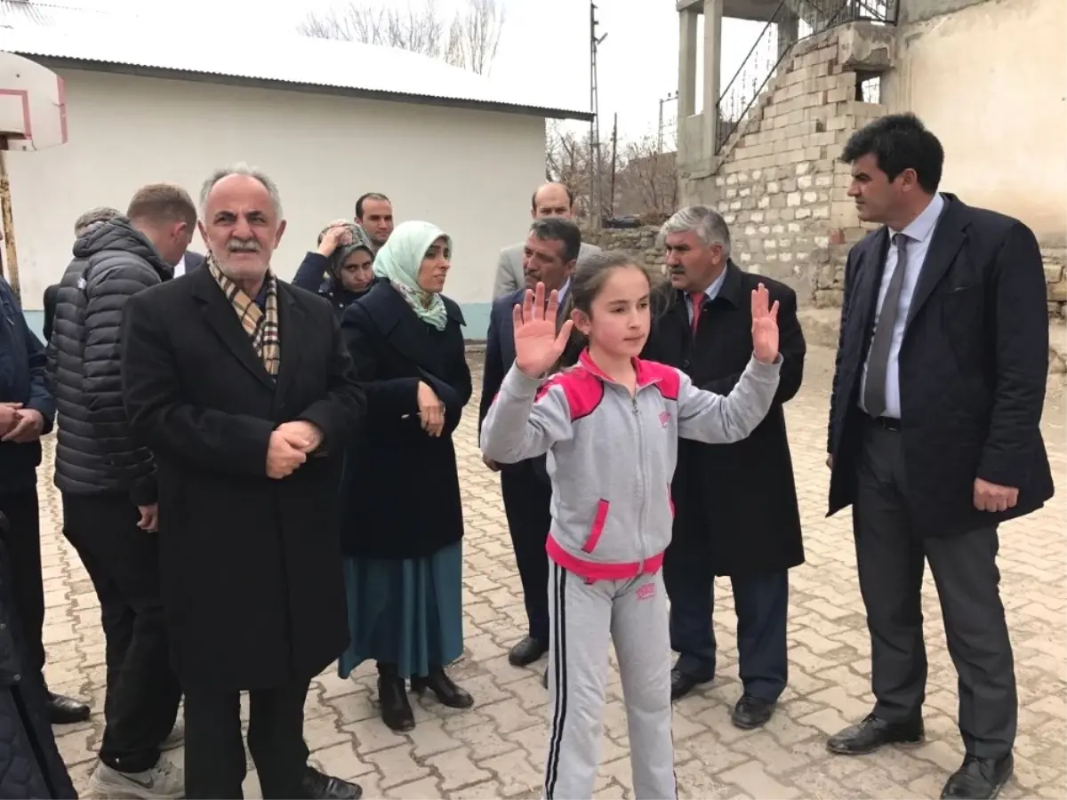 Taşkesenlioğlu Çocuklarla Voleybol Oynadı