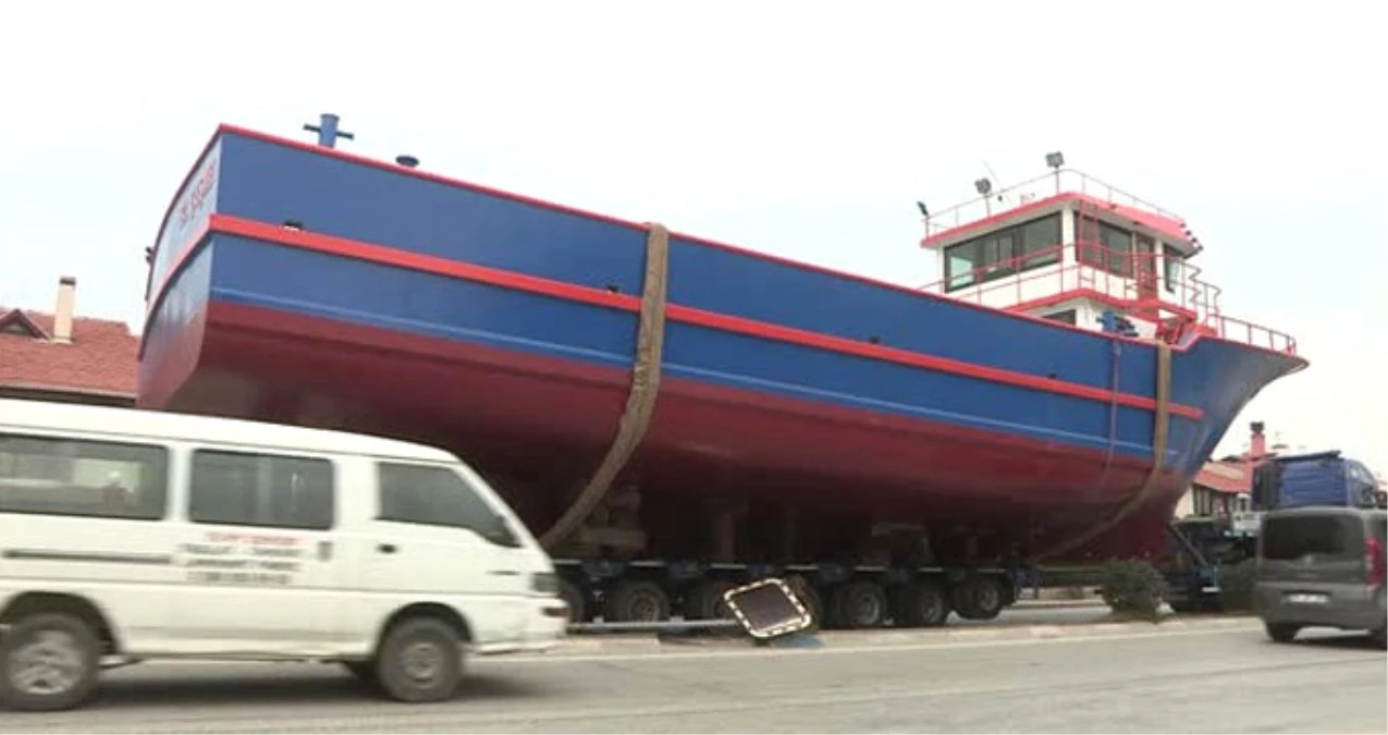 Gemi Taşıyan TIR Arıza Yapınca, Yol Trafiğe Kapandı