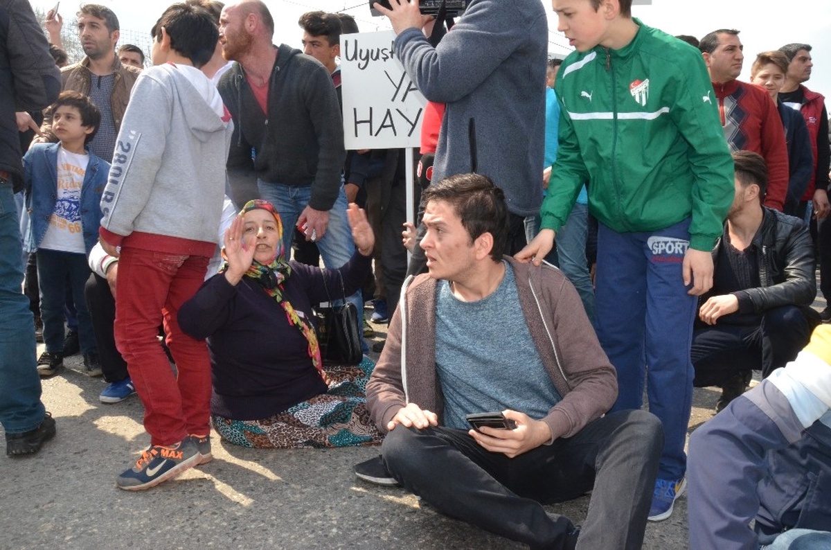 Uyuşturucuya Hayır" Yazılı Dövizlerle Yol Kapattılar