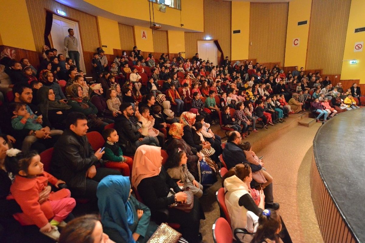 Yıldırımlı Çocuklar \'Kuklacı\' ile Eğlendi