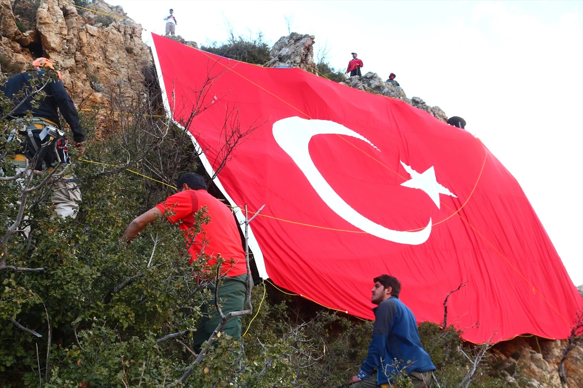 Akademik, Sultandağları\'na Bayrağı Dikti