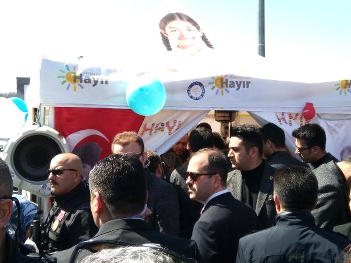 Aktüel Görüntü) Cumhurbaşkanı Erdoğan, Sarıyer\'de "Hayır" Standını Ziyaret Etti