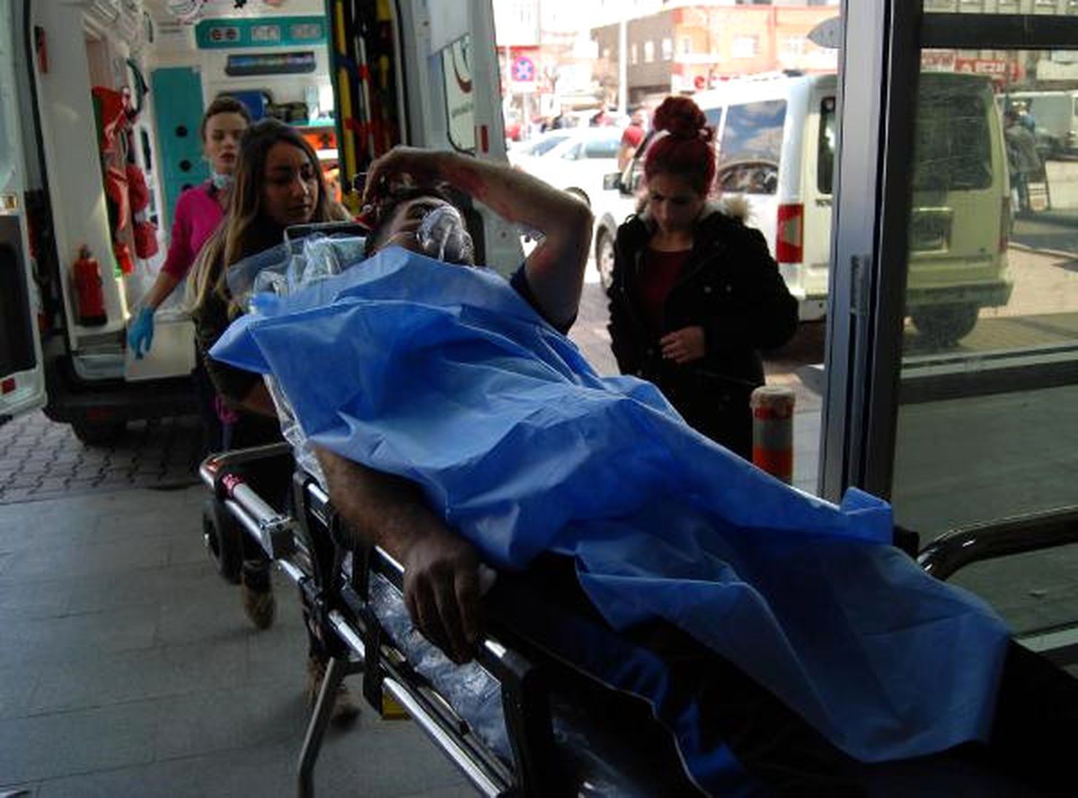 Ayrı Yaşadığı Eşinin Sevgilisini Bıçakladı