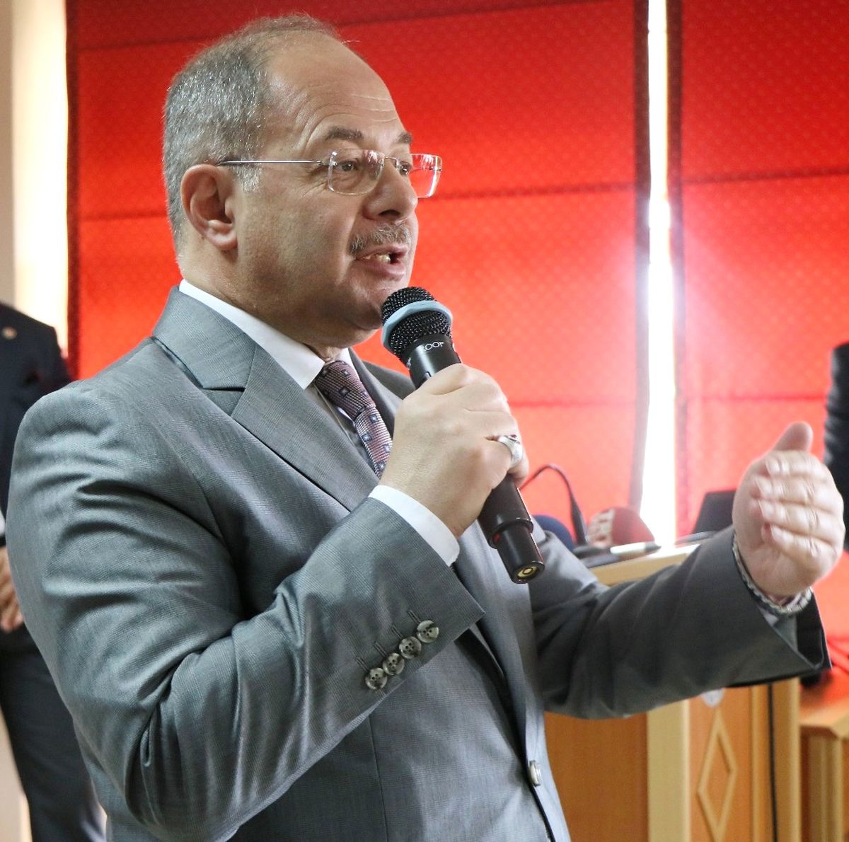 Bakan Akdağ: "\'tonton Cumhurbaşkanı\' Özal\'a da Bu Zihniyet \'Diktatör\' Dedi"