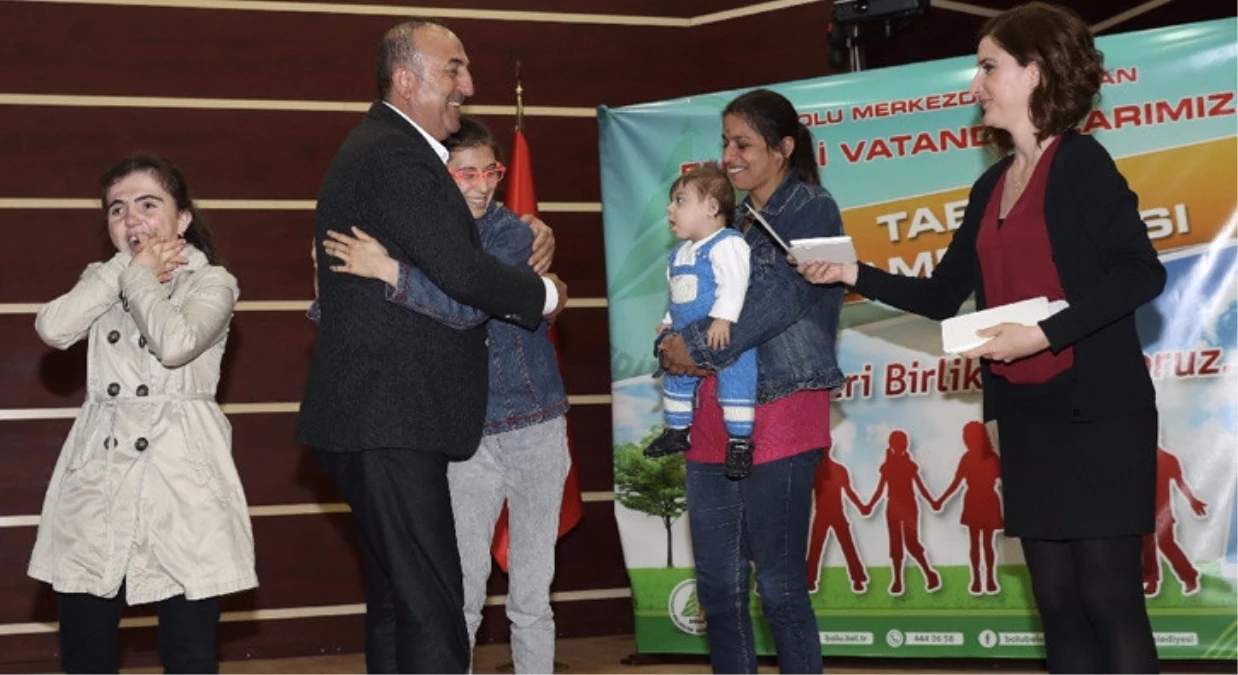 Bakan Çavuşoğlu, Engelli Çocuklara Tablet Dağıttı